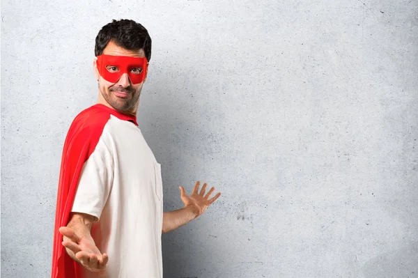 Superhrdina Muž Maskou Červenou Pláštěnku Hrdé Pyšné Uspokojení Milovat Sami — Stock fotografie