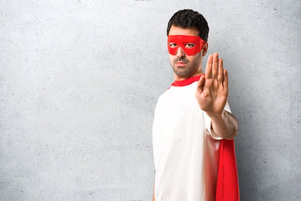 Hombre Superhéroe Con Máscara Capa Roja Haciendo Gesto Parada Con —  Fotos de Stock