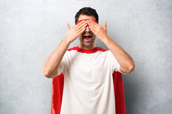 Hombre Superhéroe Con Máscara Capa Roja Cubriendo Los Ojos Con —  Fotos de Stock