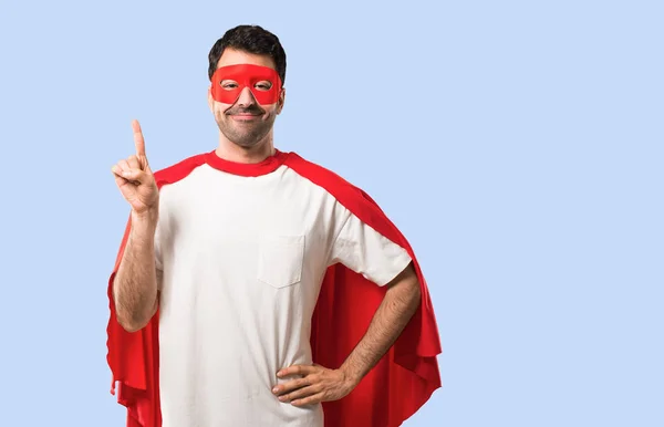 Superhero Człowiek Maska Czerwony Cape Wyświetlono Podnoszenia Palca Znak Najlepszych — Zdjęcie stockowe