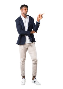 Tam vücut yakışıklı Afro-Amerikan adamın parmağı ile işaret eden beyaz arka plan üzerinde harika bir fikir bir ceket