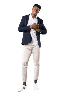 Tam vücut yakışıklı Afro-Amerikan insanın kalbinde bir ağrısı olan bir ceket giyiyor. Beyaz arka plan üzerinde kalp krizi