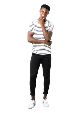 Karanlık tam vücut ile çizgili gömlek beyaz arka plan üzerinde göğsünde el koyarken çok gülümseyen adam derili