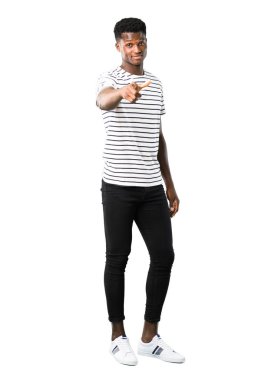 Tam vücut karanlık adam beyaz arka plan üzerinde kendine güvenen bir ifade ile sen, çizgili gömlek puan parmak derili