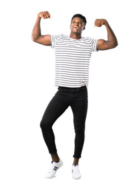 Koyu tenli dostum ile çizgili gömlekli bir zaferini kutluyor ve beyaz arka plan üzerinde bir ödül kazandığı için mutlu tam vücut