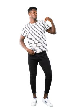 Karanlık tam vücut çizgili gömlekli kibirli ve kendini beğenmiş aşık olan adam kavramı beyaz arka plan üzerinde kendiniz derisi yüzülmüş