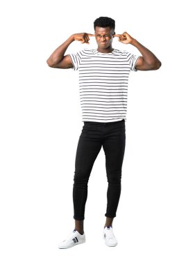 Tam vücut karanlık adam her iki kulak elleriyle kapsayan çizgili gömlek ile derili. Beyaz arka plan üzerinde hayal kırıklığı ifade