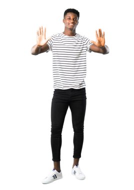 Tam vücut karanlık tenli çizgili gömlekli adam öfkeli hareketle kızgın rahatsız. Beyaz arka plan üzerinde kötü bir durum sinirli