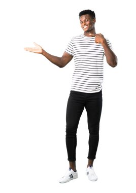 Çizgili gömlekli kopya alanı beyaz arka plan üzerinde bir reklam eklemek için avuç hayali holding ile adam tam vücut karanlık tenli