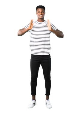 Çizgili gömlekli kopya alanı beyaz arka plan üzerinde bir reklam eklemek için avuç hayali holding ile adam tam vücut karanlık tenli