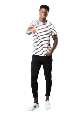 Karanlık tam vücut ile çizgili gömlek beyaz arka plan üzerinde iyi bir anlaşma kapanış için el sıkışan adam derili