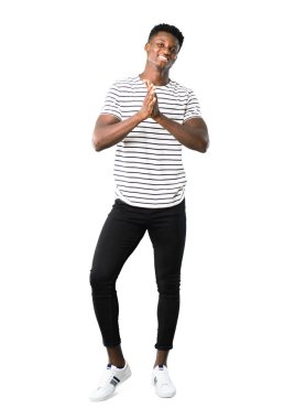 Karanlık tam vücut ile gülümseyen ve beyaz arka plan üzerinde alkış çizgili gömlekli adam derili