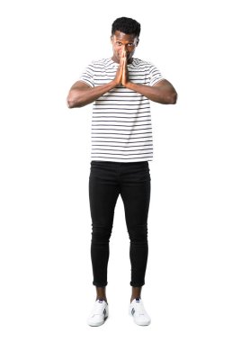 Çizgili gömlek beyaz arka planda bir şey için yalvaran ile adam tam vücut karanlık tenli