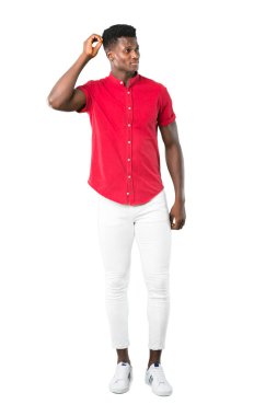 Tam vücut Afrikalı-Amerikalı gencin şüpheleri ve beyaz arka plan üzerinde kafa çizilmemesi süre karıştırmayın yüz ifadesi ile