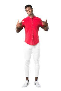 Afrika kökenli Amerikalı gencin kibirli ve kendini beğenmiş tam vücut kendini beyaz zemin üzerine kavram seviyorum