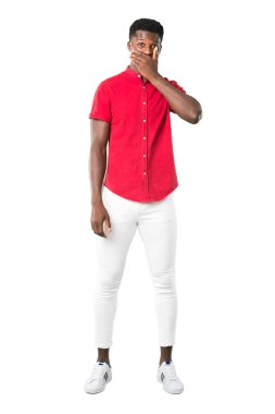 Afrika kökenli Amerikalı gencin ağız uygunsuz bir şey söylediğin için elleriyle kapsayan tüm vücut. Beyaz arka plan üzerinde konuşamam