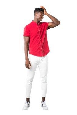 Afrika kökenli Amerikalı gencin tam vücut bir şeyin farkına vardım ve beyaz arka plan üzerinde çözüm isteyen vardır