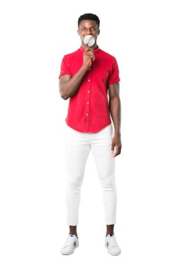 Büyüteç alarak ve dişlerinin arasından o beyaz arka plan üzerinde gösterilen genç Afro-Amerikan insanın tam vücut