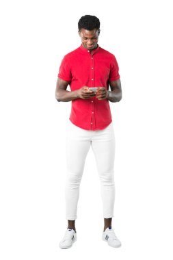 Tam vücut Afrikalı-Amerikalı gencin beyaz arka plan üzerinde bir ileti veya mobil ile e-posta gönderme