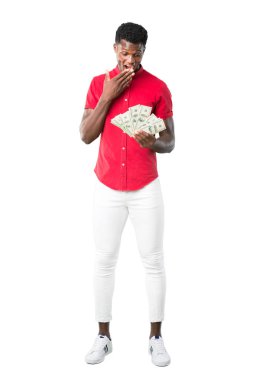 Afrika kökenli Amerikalı gencin beyaz arka plan üzerinde bir sürü para alarak tam vücut