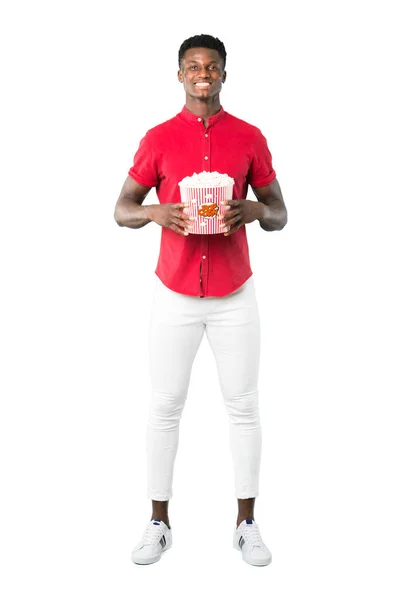 全身体的非洲裔美国男子吃在白色背景的爆米花 — 图库照片