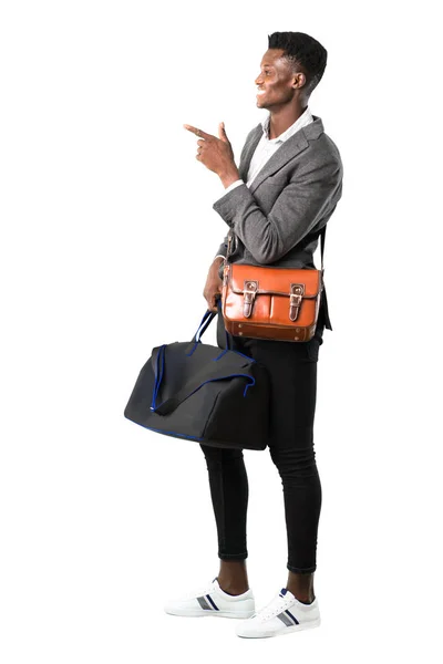 Hoofdgedeelte Van Afro Amerikaanse Zakenman Reizen Met Koffers Vinger Wijzen — Stockfoto