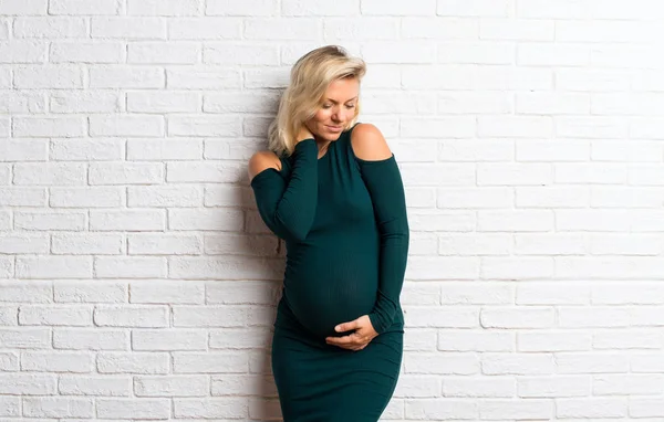 Blondynka Ciąży Kobieta Stwarzających — Zdjęcie stockowe