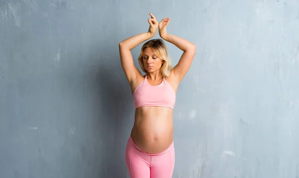 Mujer Embarazada Rubia Haciendo Yoga — Foto de Stock