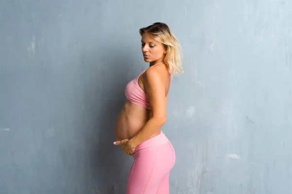 Ciąży Blondynka Robi Sport — Zdjęcie stockowe