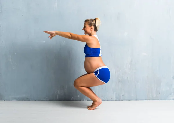 Mujer Embarazada Rubia Haciendo Deporte — Foto de Stock