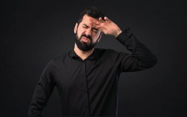 Siyah arka plan üzerine ateşle sakallı yakışıklı adam