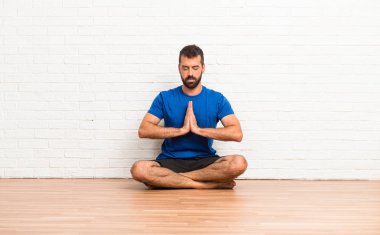 Yoga egzersizleri kapalı yapan erkek