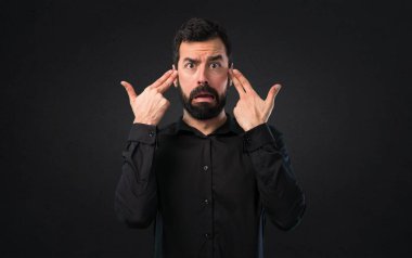 Siyah arka plan üzerine sakal yapma intihar hareketi ile yakışıklı adam