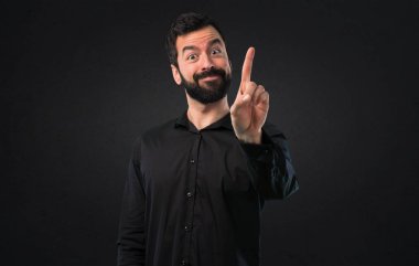 Bir siyah arka plan üzerinde sayma sakallı yakışıklı adam