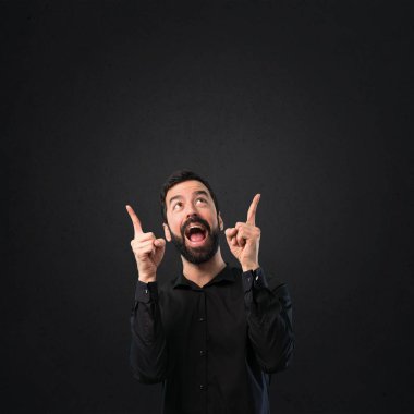 Siyah arka plan üzerinde yukarıyı sakallı yakışıklı adam