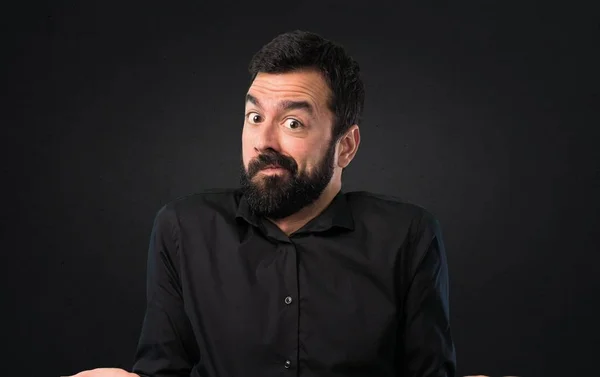 Hombre Guapo Con Barba Haciendo Gesto Sin Importancia Sobre Fondo — Foto de Stock