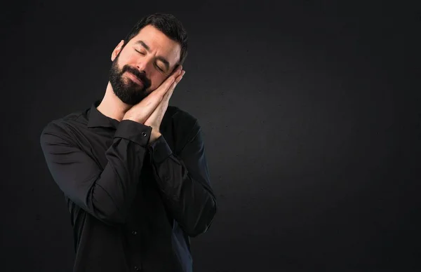 Bonito Homem Com Barba Fazendo Gesto Sono Fundo Preto — Fotografia de Stock