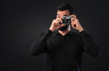 Sakal siyah arka plan üzerine fotoğraf çekimi ile yakışıklı adam