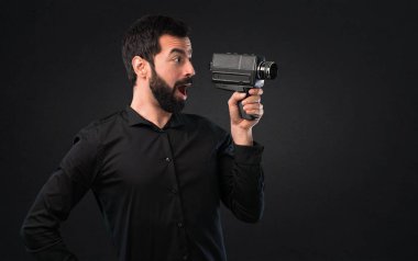 Sakal siyah arka plan üzerine filme ile yakışıklı adam