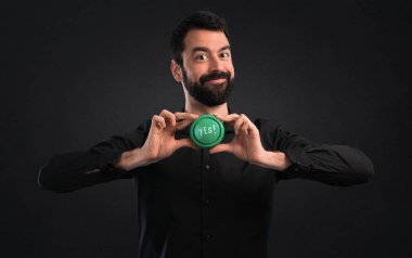 Evet düğmesini siyah arka plan üzerine basarak sakallı yakışıklı adam