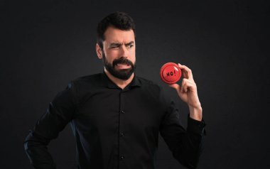 Siyah arka plan üzerine hiçbir düğmeye basarak sakallı yakışıklı adam