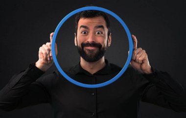 Siyah arka plan üzerine bir daire kare üzerinden seyir sakallı yakışıklı adam