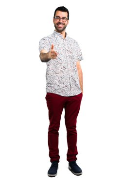 İyi bir anlaşma sonra gözlük el sıkışma ile yakışıklı adam