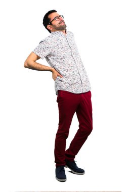 Ağrısı olan gözlüklü yakışıklı adam