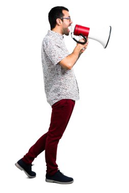 Gözlüklü bir megafon tutan yakışıklı adam