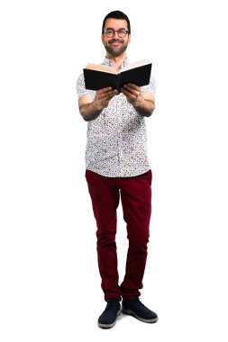 Yakışıklı adam gözlüklü bir kitap okuma