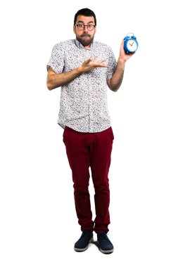 Vintage saat tutan gözlüklü yakışıklı adam