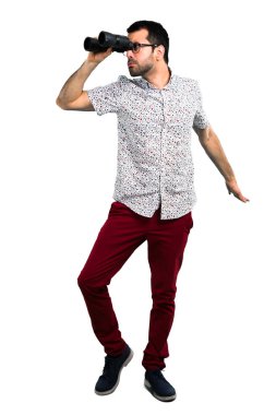 Dürbün ile gözlüklü yakışıklı adam