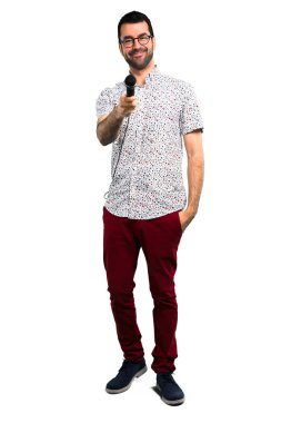 Mikrofonla şarkı gözlüklü yakışıklı adam