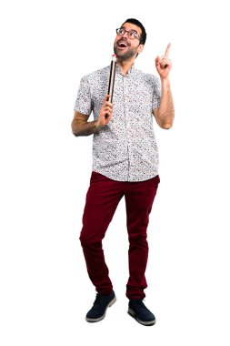 Büyük bir kalem tutan gözlüklü yakışıklı adam